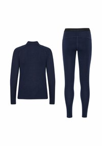 Marineblaues Langarmoberteil mit hohem Kragen und Raglanärmeln, kombiniert mit figurschmeichelnden marineblauen Leggings mit schwarzem Bund.