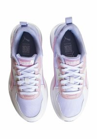 Scarpe sportive leggere realizzate in materiali mesh e sintetici. Dettagli in viola e rosa, lacci bianchi e un colletto imbottito per il comfort.
