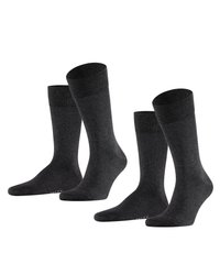 Tres pares de calcetines gris oscuro con puños acanalados, fabricados con una suave mezcla de algodón, que cuentan con puntera y talón reforzados para mayor durabilidad.
