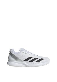 Baskets de sport blanches avec une tige en mesh texturé, des rayures noires diagonales et une semelle rembourrée. Comprend un col rembourré et un système de laçage.