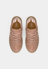 Ροζ δερμάτινα πάνινα παπούτσια με λείο καπάκι στα δάχτυλα, στρογγυλά κορδόνια και μπεζ λαστιχένια σόλα. Διαθέτουν διακριτικό λογότυπο στο εσωτερικό πάτο.