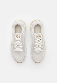 Nike Performance JOURNEY RUN - Tenisice za cestovno trčanje - phantom/neutral olive/sail/light brown/white