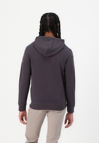 Sudadera con capucha en una mezcla de algodón gris oscuro, con puños y dobladillo de canalé, de corte relajado y detalle de costura en la parte trasera.