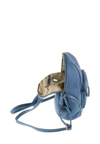 Sac à dos en cuir bleu avec une surface texturée, doté d'une fermeture zippée et de bretelles réglables. L'intérieur est doublé de beige et possède des poches.