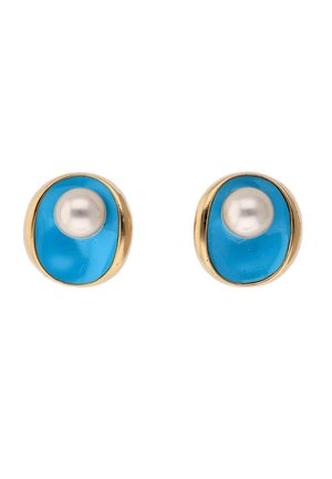 Cercei ovali aurii cu centre de email albastru, având o singură perlă albă în mijloc, expuși pe un fundal alb.