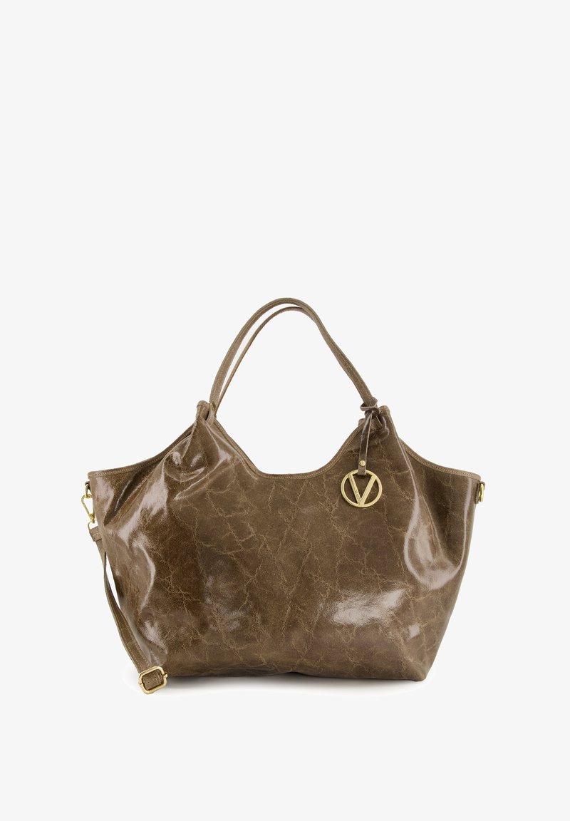 Hnědá, lesklá kožená kabelka s texturovaným povrchem, zaobleným tvarem, dvěma uchy a zlatým emblémem jako akcentem. Obsahuje odnímatelný ramenní popruh.