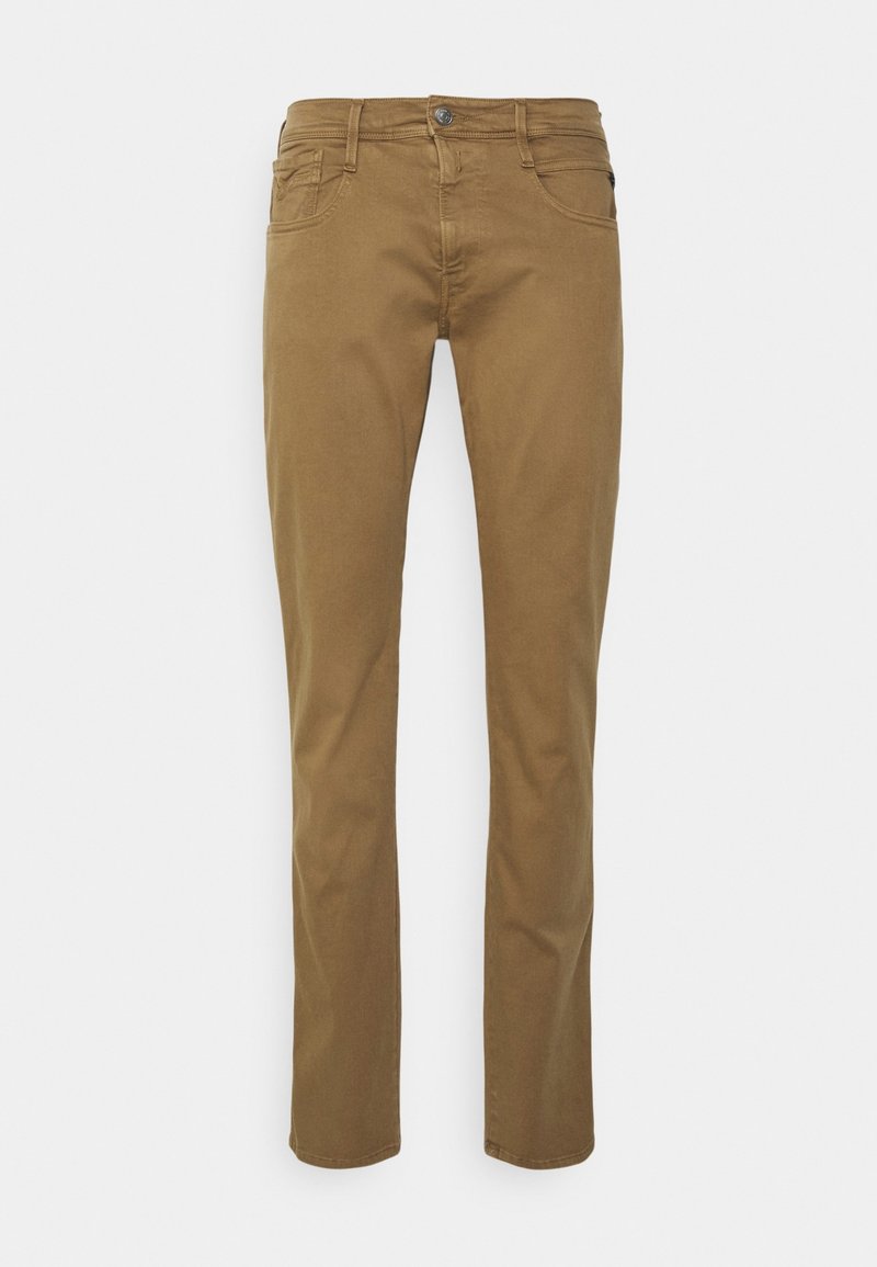 Pantalon en coton kaki pour homme, coupe ajustée, avec bouton à l'avant, fermeture éclair, passants pour ceinture et cinq poches, présenté sur fond blanc.