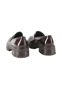 Scarpe slip-on in pelle verniciata marrone scuro con punte arrotondate, suole in gomma spessa e texture liscia. Nessun hardware visibile o accenti aggiuntivi.