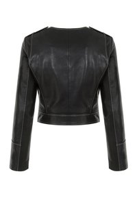 Veste en cuir noire coupée courte avec manches longues, épaulettes et détails visibles de couture blanche.