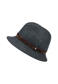 Grauer Hut mit einem breiten, nach unten geneigten Rand. Brauner Wildlederband mit einem kastanienbraunen Akzent und einem Metallsymbol an der Seite. Weiche Textur.