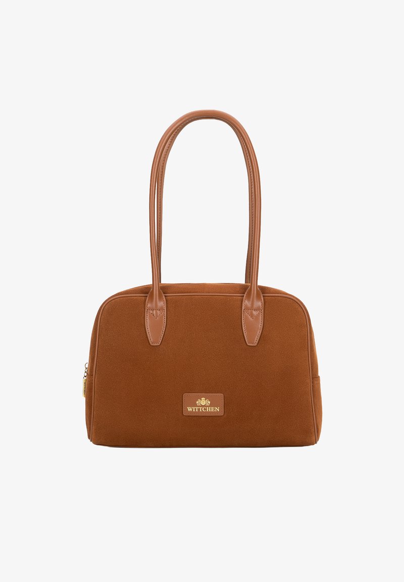 Bolso de tela suave marrón con dos asas de cuero, forma rectangular, placa con logo dorado y textura suave.