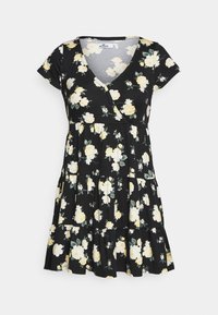 Svart blommig klänning med v-ringning, korta ärmar och lager på lager med volanger i nederkant. Dekorerad med gula rosor och gröna blad på en mörk bakgrund.