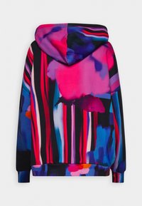 Sweat à capuche avec des rayures abstraites vibrantes et des éclaboussures en rose, bleu, rouge, violet et noir, vu de dos.