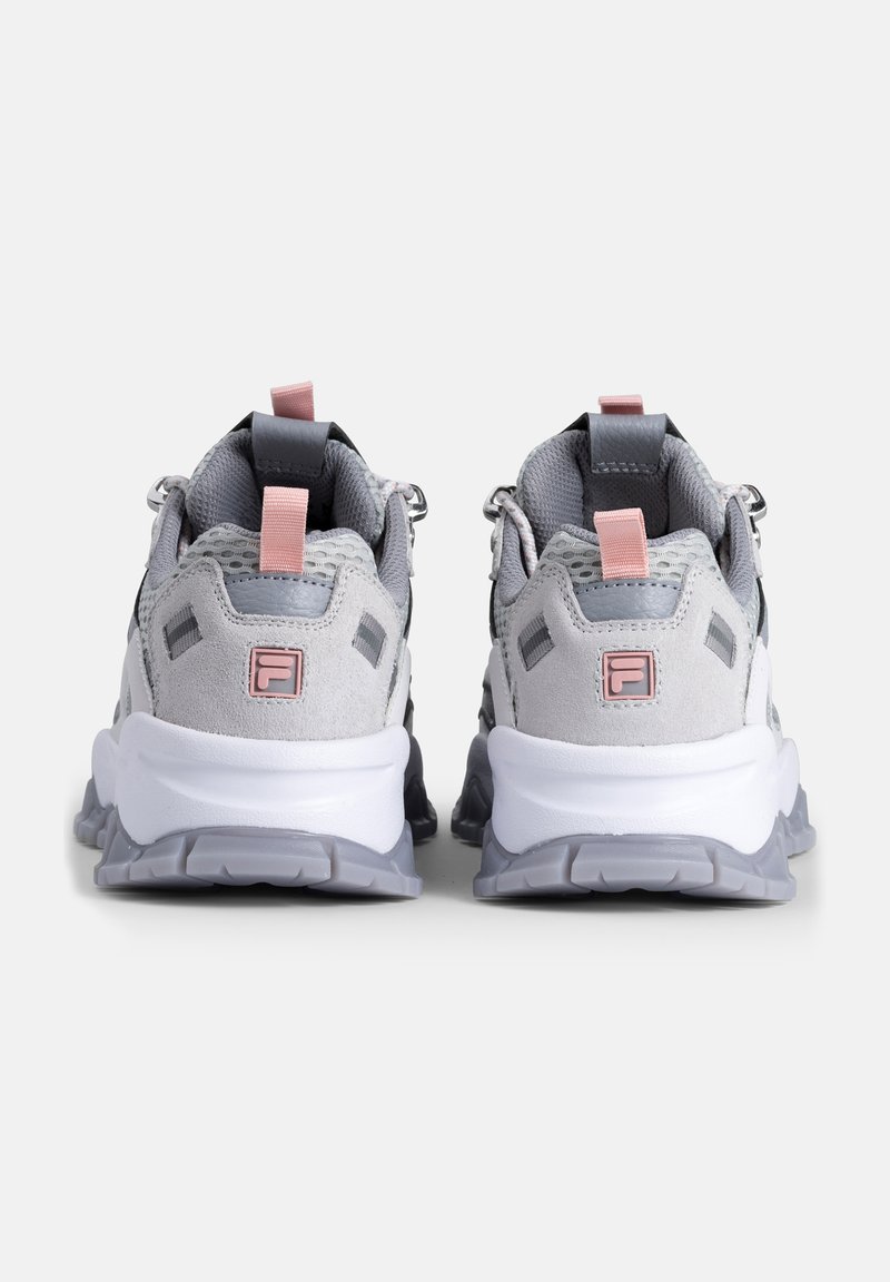 Baskets de sport grises avec des matériaux en maille et en suède, semelle intercalaire blanche, semelle extérieure grise, et accents roses sur le passant du talon et la marque.