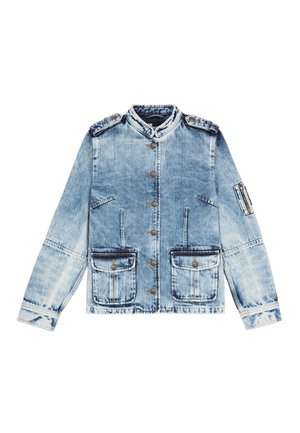 Veste en jean bleu clair délavé avec col montant, fermeture à boutons, deux poches à rabat inférieures, poche zippée sur la manche et épaulettes.