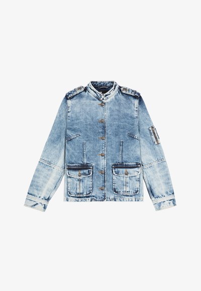 Lichtblauwe acid-wash denimjack met opstaande kraag, knoopsluiting, twee lagere klepzakken, ritszak op de mouw en schouderepauletten.