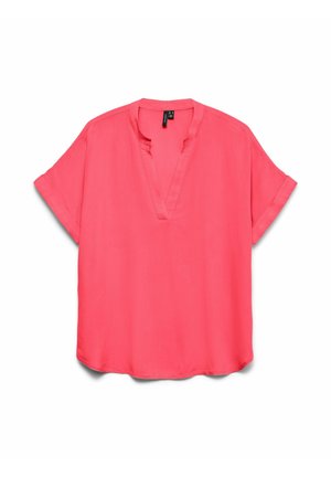 Blusa rosa corallo a maniche corte con scollo a V e vestibilità rilassata, caratterizzata da polsini arrotolati e orlo leggermente curvo.