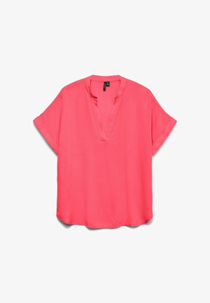Blusa rosa corallo a maniche corte con scollo a V e vestibilità rilassata, caratterizzata da polsini arrotolati e orlo leggermente curvo.
