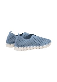 Zapatillas azul deslizables hechas de material texturizado, con un diseño superior perforado y suela de goma blanca con borde serrado.