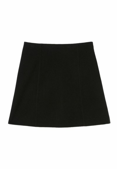 Falda negra en línea A, hecha de un tejido suave, con una textura lisa, longitud moderada y dos costuras frontales para un detalle de diseño adicional.