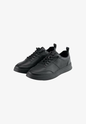 Czarne sneakersy wykonane z teksturowanej skóry, o niskim profilu, płaskiej gumowej podeszwie, sznurowanym zapięciu oraz uchwytach na pięcie ułatwiających zakładanie.