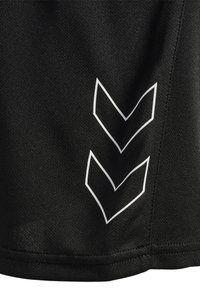 Czarna tkanina z dwoma białymi, obrysowanymi szewronami skierowanymi w dół, nadrukowanymi blisko przeszywanego brzegu podszewki.