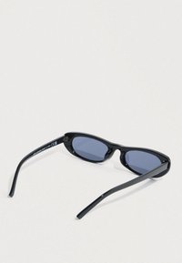 Μαύρα γυαλιά ηλίου με σκούρους μπλε φακούς, ελαφριές πλαστικές βάσεις, κομψός σχεδιασμός, καμπυλωτές βραχίονες και διακριτική σήμανση στο μπράτσο.