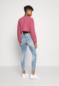 Tommy Jeans NORA ANKLE ZIP - Vaqueros pitillo - light-blue denim