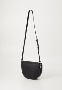 Borsa a tracolla nera in faux pelle con forma curva, motivo logo impresso, tracolla regolabile e dettagli in oro.