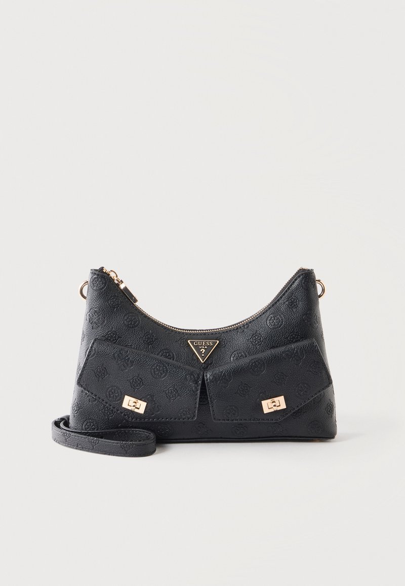 Sac bandoulière noir Guess avec motif logo embossé, deux poches avant avec fermoirs dorés, fermeture à glissière et bandoulière amovible.