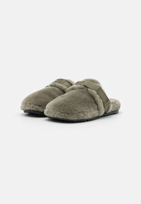 Luddiga olivgröna tofflor med en mjuk utsida, spetsiga remmar och en texturerad svart gummisåle för bra grepp.