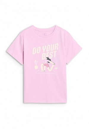Różowy t-shirt z napisem „DAJ Z SIEBIE WSZYSTKO”, z sylwetką stylizowanej osoby rozciągającej się w stroju sportowym obok małego graficznego motywu rośliny.