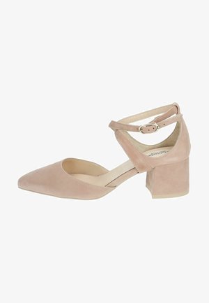 Chaussure à bride de cheville en daim rose avec un bout pointu et un talon bloc. L'intérieur est beige avec un design minimaliste et un détail de boucle ajustable.
