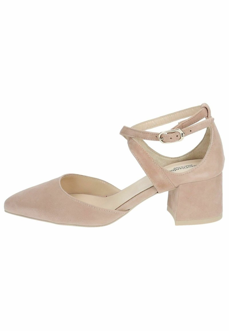 Scarpa alla caviglia in suede rosa con punta appuntita e tacco a blocco. All'interno è beige con un design minimalista e dettaglio della fibbia regolabile.