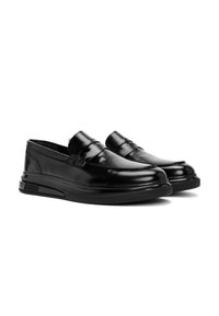 Mocassins en cuir noir avec une finition lisse et brillante. Présentent une sangle décorative et une base rembourrée pour le confort. Semelle extérieure en caoutchouc pour une meilleure adhérence.