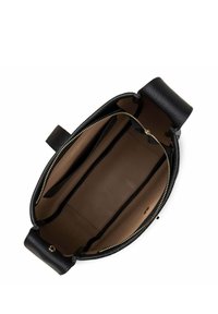Borsa a tracolla in pelle nera con un esterno testurizzato. L'interno presenta una fodera beige e più scomparti con una chiusura a cerniera dorata.