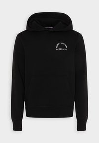 Sudadera con capucha negra hecha de material suave, con un bolsillo frontal y un logo bordado en blanco con texto en el pecho.