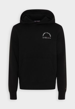 Hoodie noir en pull, fabriqué dans un matériau doux, avec une poche avant et un logo blanc brodé avec du texte sur la poitrine.