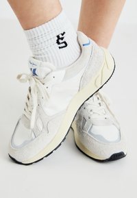 Unselected, whitewash/white