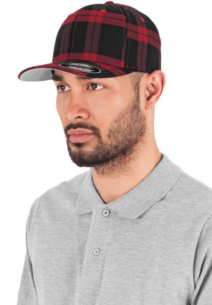 Casquette à carreaux rouge et noir en tissu, avec une visière courbée et un design ajusté. Chemise grise avec un col visible en dessous.