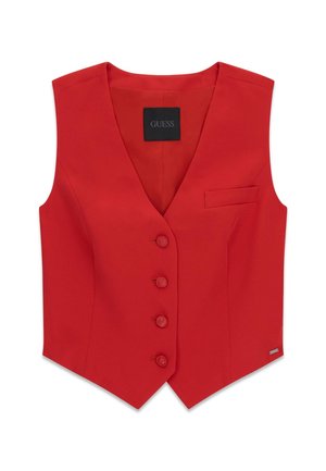 Gilet sans manches rouge à col en V, quatre boutons sur le devant, petite poche poitrine et étiquette de la marque Guess à l'intérieur du col.