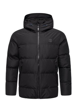 Chaqueta de plumón negra con capucha, que cuenta con un cierre de cremallera completo, patrón de acolchado horizontal, bolsillos laterales y un pequeño parche con logo en el pecho.