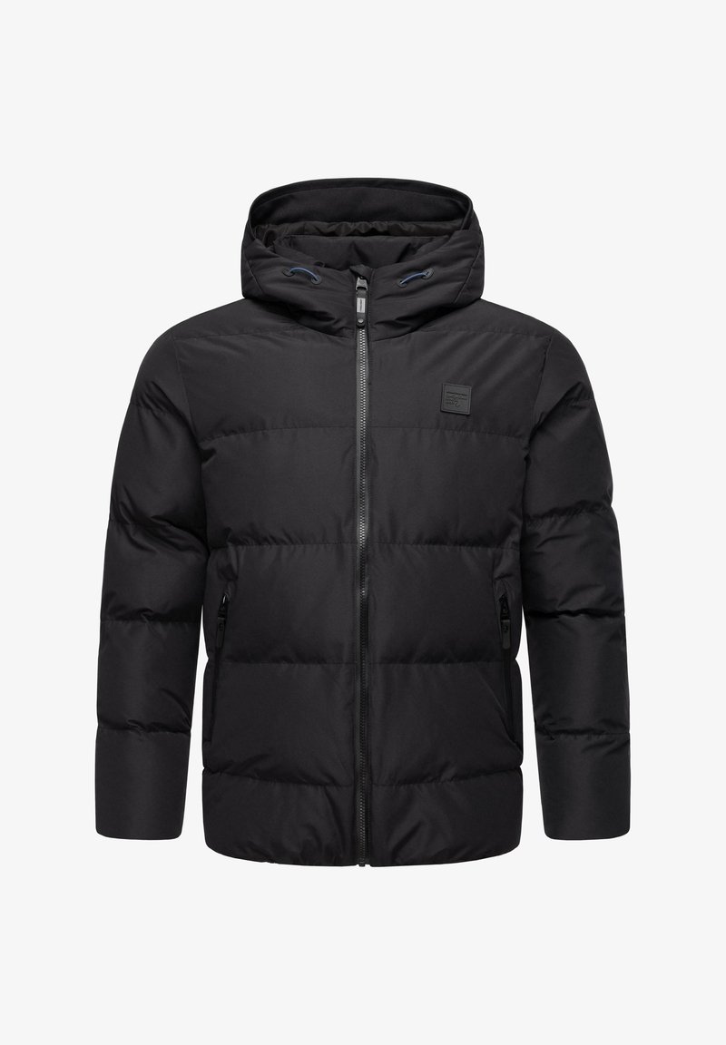 Sort pufferjakke med hætte, der har en fuld lynlås, vandret quiltet mønster, sidelommer og et lille logo-patch på brystet.