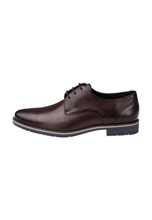 Dunkelbrauner Herrenschuh aus Leder mit Schnürsenkeln, abgerundeter Spitze und niedrigem Absatz auf weißem Hintergrund.