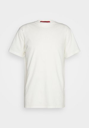 Biała koszulka, krótki rękaw, okrągły dekolt. Wykonana z bawełny, gładka struktura. Na przodzie znajduje się subtelne logo marki w jasnoszarym kolorze.