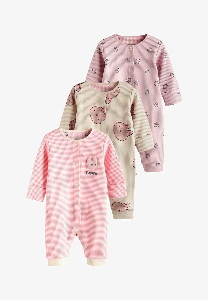 Drei Babyschlafanzüge: pink kariert, beige mit Hasendrucken und helllila mit kreisförmigen Designs. Jeder hat Druckknopfverschlüsse vorne und lange Ärmel.