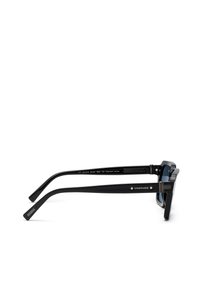 Lunettes de soleil noires Chopard avec des montures rectangulaires épaisses et des verres polarisés foncés vues de côté.