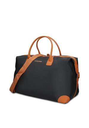 Borsa da viaggio rettangolare nera con manici in pelle color cuoio, dettagli e tracolla regolabile, su sfondo bianco.