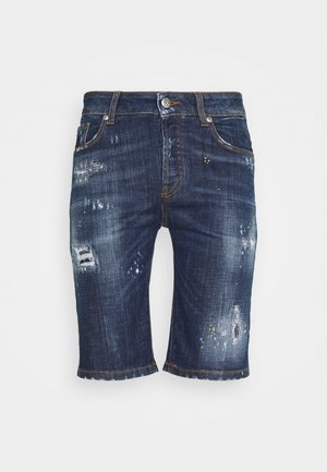 Mørkeblå denimshorts med slidte detaljer, forlommer og knaplukning, vist mod en ensfarvet hvid baggrund.