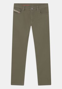 Pantalones verde olivo ajustados con cierre frontal de botón y cremallera, trabillas para el cinturón y bolsillos frontales, incluyendo un pequeño bolsillo para monedas con marca.